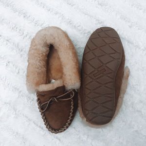 L.L Bean Women’s Wicked Good Sheepskin Moccasin 7